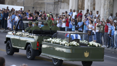 Un coche militar transporta los restos de Fidel Castro en La Habana. REUTERS