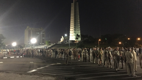 Miles de personas lloran y aplaudien el paso del cortejo fúnebre en La Habana, desde la plaza hacia el Malecón. / Lucía Martínez Quiroga