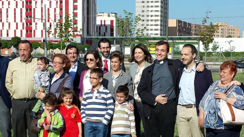 Corvera (al fondo) junto a la entonces consejera de educación de la Comunidad de Madrid, Lucía Figar.