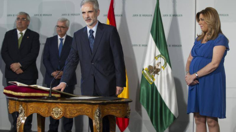 Aquilino Alonso, en el acto de promesa de su cargo como consejero de Sanidad, en presencia de la presidenta de la Junta de Andalucía, en  en la Sala de los Espejos del Palacio de San Telmo. EFE