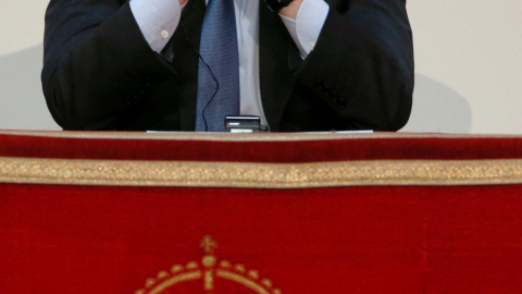 El presidente del Gobierno, Mariano Rajoy, escucha al presidente del BCE, Mario Draghi, en la Real Academia de Bellas Artes de San Fernando, donde asistieron a los actos del Centenario Deusto Business School. REUTERS/Juan Medina