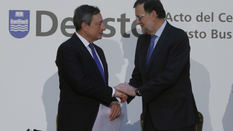 El presidente del Gobierno, Mariano Rajoy, saluda al presidente del Banco Central Europeo (BCE), Mario Draghi, en la Real Academia de Bellas Artes de San Fernando, donde asistieron a los actos del Centenario Deusto Business School. EFE/Juan