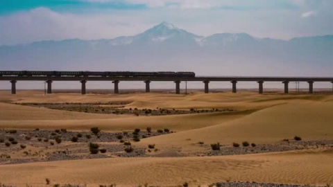 La nueva línea férrea china que cruza el desierto del Taklimakan dispara el turismo   