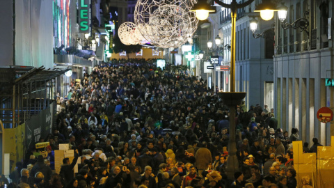 La madrileña calle de Preciados, una de las principales arterias comerciales de la capital, abarrotada de peatones durante los días previos a la Navidad. EFE