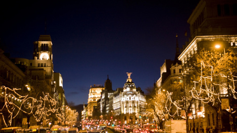 La calle Alcalá de Madrid, iluminada por Navidad.