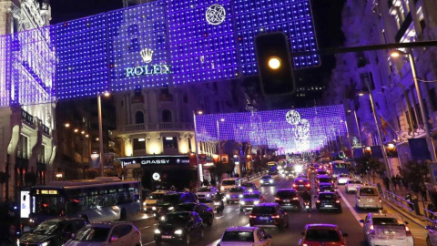 La madrileña Gran Vía, iluminada en Navidad. EFE