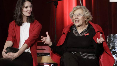 Rita Maestre y Manuela Carmena durante la presentación de la programación navideña en Madrid. | DAVID GONZÁLEZ (EFE)