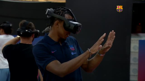 Jules Koundé visita el Camp Nou  