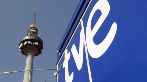 Logotipo de TVE frente a Torre España, Madrid.