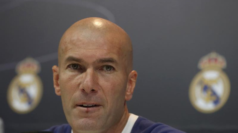 El entrenador del Real Madrid, Zinedine Zidane, durante la rueda de prensa previa al Clásico. /EFE