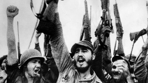 Fidel Castro acompañado de su hermano Raúl celebran la victoria de la Revolución en 1959. (Foto: EFE)