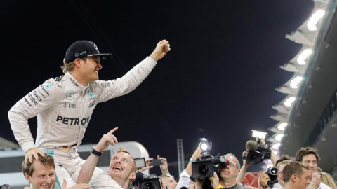 El alemán Nico Rosberg celebrando su título de campeón del mundo de F1 en Abu Dhabi el pasado domingo. /EFE