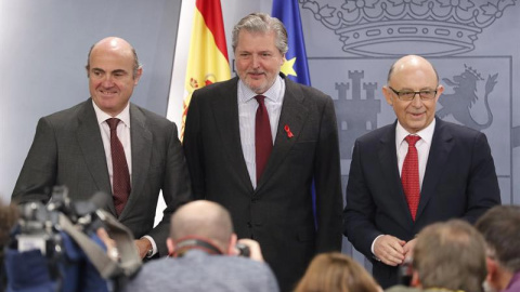 Guindos, Méndez de Vigo y Montoro, justo antes de empezar el Consejo de ministros. | EFE