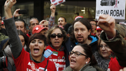 El líder de Podemos, Pablo Iglesias, ha mostrado su apoyo al boicot a los trabajadores de Coca-Cola durante un acto de protesta convocado frente a la sede nacional del PP, en la calle Génova. EFE/Chema Moya