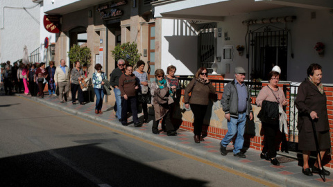 Un grupo de pensionistas europeos pasea por la Cala de Mijas (Málaga) el pasado 17 de novimebre. | JON NAZCA (REUTERS)