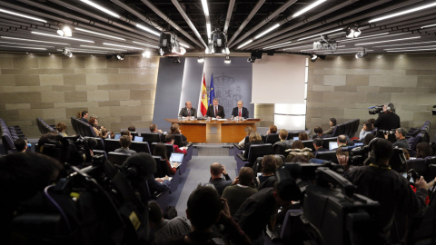 El ministro de Educación y portavoz del Gobierno, Íñigo Méndez de Vigo, junto al ministro de Economía, Luis de Guindos, y el  de Hacienda, Cristóbal Montoro, durante la rueda de prensa posterior a la reunión del Consejo de Ministros en el P