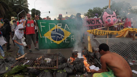 Manifestantes montan una barricada durante una protesta ante el Congreso brasileño contra el ajuste fiscal del Gobierno de Temer. - EFE