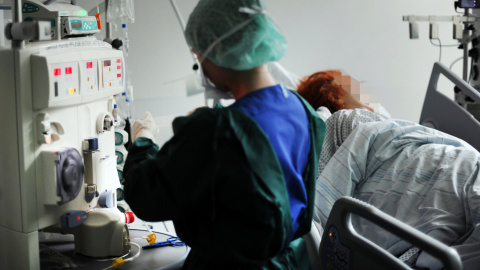 Una enfermera atiende a un paciente en un centro médico de Hamburgo. - AFP