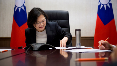 La presidente de Taiwán, Tsai Ing-wen, habla por teléfono con el presidente electo de Estados Unidos, Donald Trump, en su oficina en Taipei.- REUTERS