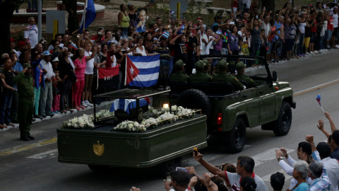 La caravana que porta las cenizas de Fidel Castro dirigiéndose a Santiago de Cuba. REUTERS/Enrique De La Osa