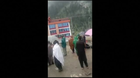 Se derrumba un hotel de lujo en Pakistán arrastrado por las inundaciones