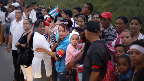 Cubanos esperando en el borde de la carretera, nada más amanecer. MARIAN LEÓN