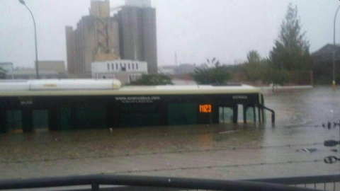 Un autobús rodeado de agua en Málaga, en una foto publicada en Twitter.-