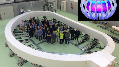 El primero de los 18 gigantescos imanes toroidales que confinarán el plasma en el corazón del ITER durante su fabricación en Italia.- ITER ORGANIZATION