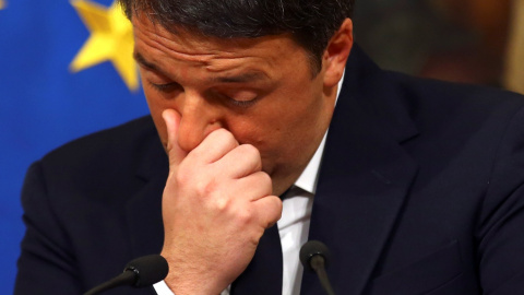 Matteo Renzi, en un momento de la comparecencia en la que anunciaba su dimisión como primer ministro italiano. - REUTERS