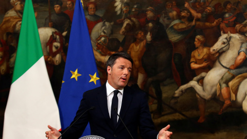 Renzi, en rueda de prensa para anunciar su dimisión como primer ministro de Italia. REUTERS/Tony Gentile