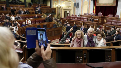 Decenas de ciudanos se fotografían en el hemiciclo del Congreso de los Diputados durante las vigésimas jornadas de Puertas Abiertas de la Cámara. /EFE