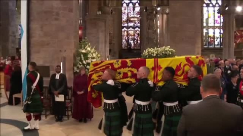 Centenares de escoceses muestran sus respetos a la reina Isabel II en Edimburgo