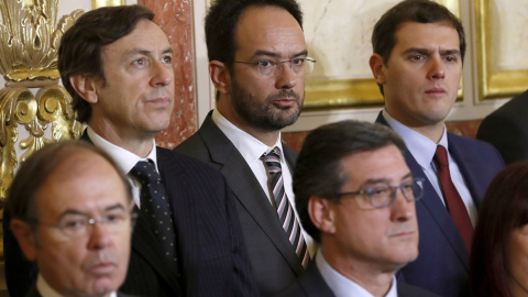 El presidente del Senado, Pío García Escudero (i), junto a los portavoces en el Congreso del PP, Rafael Hernando (2-i), y del PSOE, Antonio Hernando (3-i); el presidente de Ciudadanos, Albert Rivera (d), y el diputado de este partido, Ignac