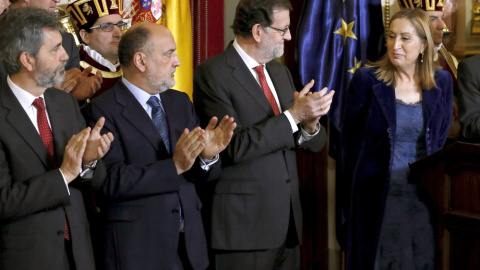 El presidente del Gobierno, Mariano Rajoy, el del CGPJ y del Tribunal Supremo, Carlos Lesmes, y el del Tribunal Constitucional, Francisco Pérez de los Cobos, aplauden a la presidenta del Congreso, Ana Pastor, en el acto celebrado en la Cáma