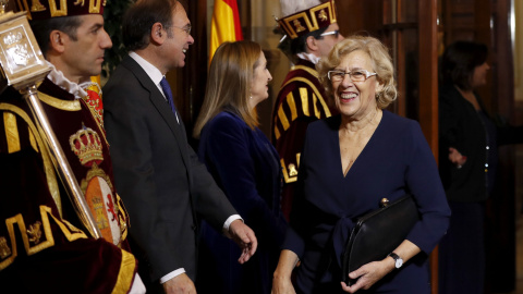 La alcaldesa de Madrid, Manuela Carmena, tras saludar a los presidentes del Senado, Pío García-Escudero, y del Congreso, Ana Pastor, durante el acto celebrado en la Cámara Baja con motivo del 38 aniversario de la Constitución. EFE/Chema Moy