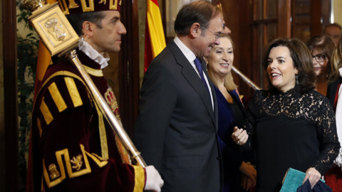 La vicepresidenta del Gobierno, Soraya Sáenz de Santamaría, junto a los presidentes del Congreso, Ana Pastor, y del Senado, Pío García Escudero, durante el acto celebrado en la Cámara Baja con motivo del 38 aniversario de la Constitución. E