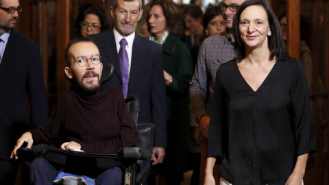 El secretario de Organización de Podemos, Pablo Echenique (i), junto a los diputados de Unidos Podemos Carolina Bescansa (d) y Txema Guijarro (2d), y el ex JEMAD y miembro de Podemos, José Julio Rodríguez (2i), durante el acto celebrado en 