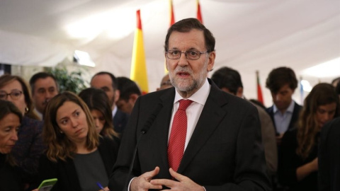 El presidente del Gobierno, Mariano Rajoy, hace declaraciones a los periodistas a su llegada al Congreso para asistir al acto conmemorativo del Día de la Constitución. E.P.