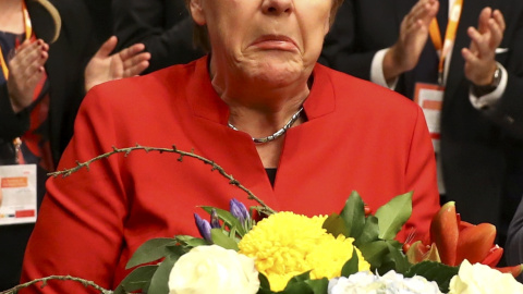 La canciller alemana, Angela Merkel, tras ser reelegida presidenta de la Unión Cristianodemócrata (CDU) con un 89,5% de los votos, en el congreso federal en Essen. REUTERS/Kai Pfaffenbach