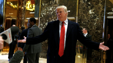 El presidente electo de EEUU, Donald Trump, hace unas declaraciones a los periodistas en el vestíbulo de la Trump Tower, en Manhattan (Nueva York), donde reside. REUTERS/Brendan McDermid