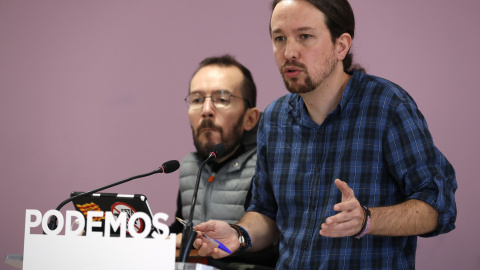 El líder de Podemos, Pablo Iglesias, y el secretario de Organización, Pablo Echenique, durante la rueda de prensa que han ofrecido tras el Consejo de Coordinación del partido. EFE/Chema Moya