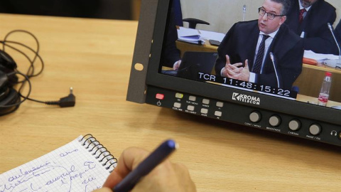 Imagen de un monitor de la sala de prensa de la Audiencia Nacional de San Fernando de Henares con las conclusiones del abogado de Bankia, Joaquín Burkhalter, durante el juicio de las tarjetas black. EFE/Paco Campos