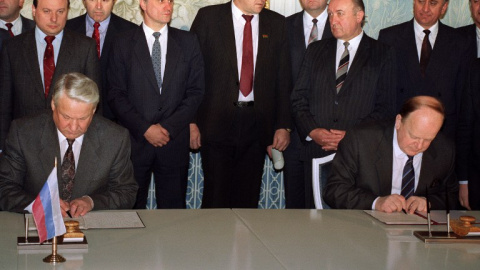 Borís Yeltsin y Stanislav Shushkevich firman el tratado de Belavezha, el 8 de diciembre de 1991. - AFP