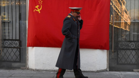 Un hombre disfrazado de Stalin en el centro de Moscú el pasado mes de noviembre. - AFP