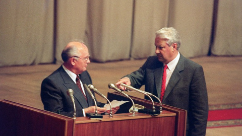 Boris Yeltsin y Mijaíl Gorbachov, en el Parlamento ruso, el 23 de agosto de 1991. - AFP