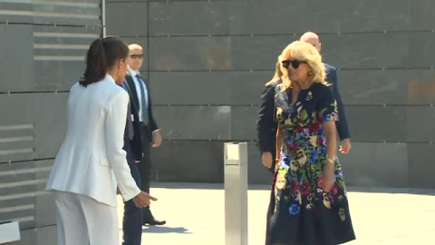 La reina Letizia y Jill Biden visitan el centro de refugiados ucranianos en Madrid