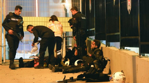 Un grupo de policías turcos, junto al estadio del Besiktas donde se produjo un doble atentado. REUTERS