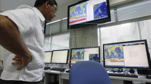 Investigadores del Instituto Filipino de Vulcanología y Sismología monitorizan los datos de un seísmo en las Islas Salomón en 2005. / EFE