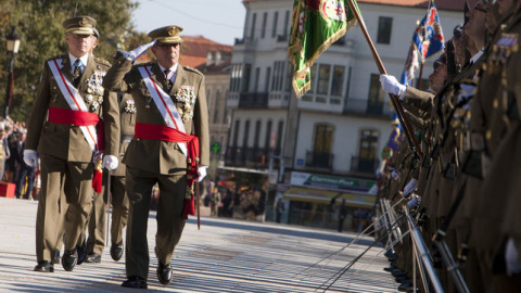 El teniente general Juan Gómez de Salazar pasa revista a las tropas durante un acto, el pasado mes de octubre. EFE