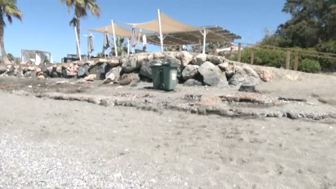 El mar se traga la playa de Motril por el fuerte oleaje que arrasa la orilla tras las fuertes tormentas